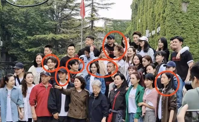 39歲白百何女神形象崩塌:頭髮油膩戴帽掩蓋,飯局挖鼻孔菸癮超大