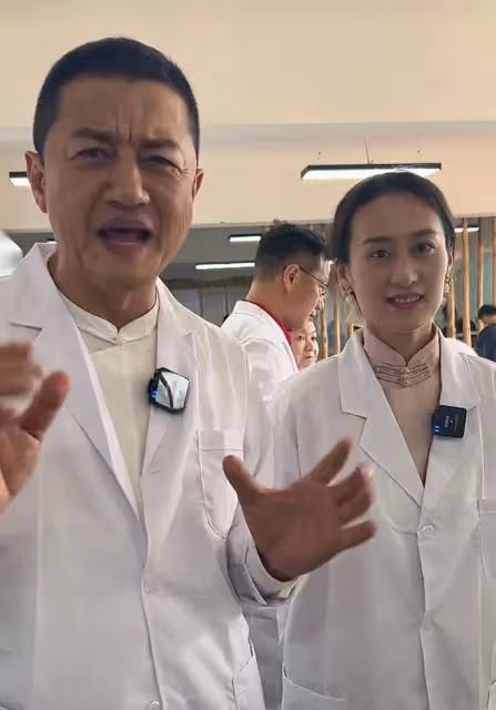 李亞鵬拿自己研發普洱茶去參賽,發現茶里有蟲殼,專家評委給0分