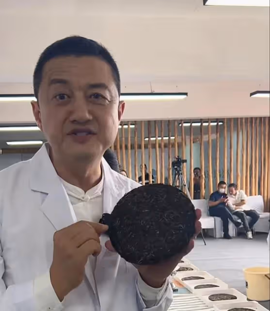 李亞鵬拿自己研發普洱茶去參賽,發現茶里有蟲殼,專家評委給0分