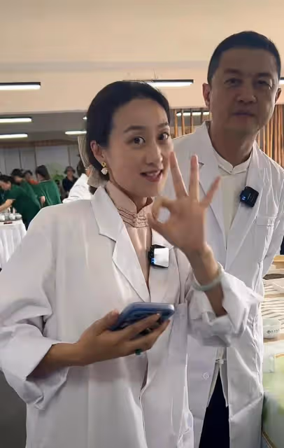 李亞鵬拿自己研發普洱茶去參賽，發現茶里有蟲殼，專家評委給0分