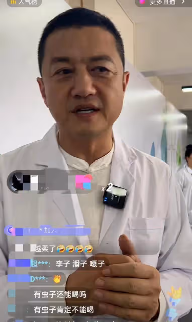 李亞鵬拿自己研發普洱茶去參賽，發現茶里有蟲殼，專家評委給0分