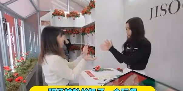 BLACKPINK演唱會,粉絲將裝有攝像頭的娃娃扔到台上,Lisa撿起扔回