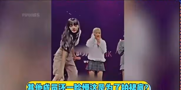 BLACKPINK演唱會,粉絲將裝有攝像頭的娃娃扔到台上,Lisa撿起扔回