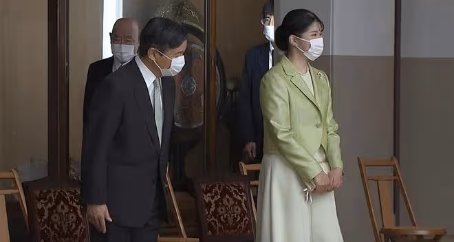 日本愛子公主出席音樂會!穿綠西裝將頭髮盤起真顯老,像翻版雅子