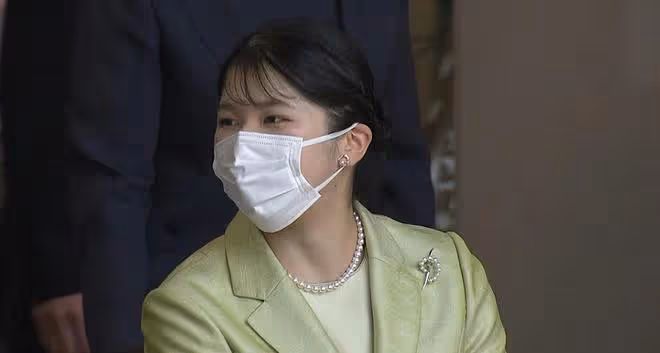 日本愛子公主出席音樂會!穿綠西裝將頭髮盤起真顯老,像翻版雅子