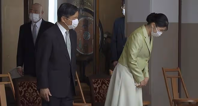 日本愛子公主出席音樂會!穿綠西裝將頭髮盤起真顯老,像翻版雅子