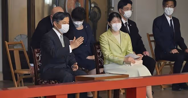 日本愛子公主出席音樂會!穿綠西裝將頭髮盤起真顯老,像翻版雅子