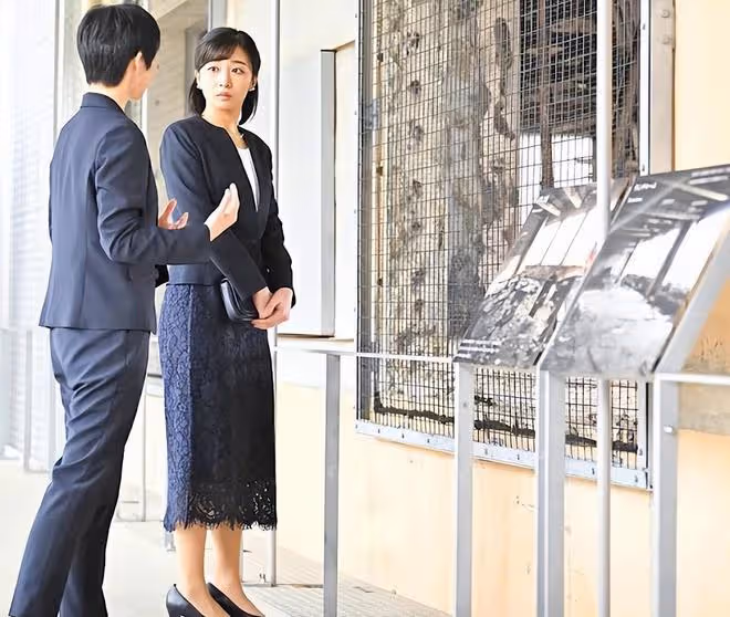日本愛子公主出席音樂會!穿綠西裝將頭髮盤起真顯老,像翻版雅子