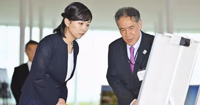 日本愛子公主出席音樂會!穿綠西裝將頭髮盤起真顯老,像翻版雅子