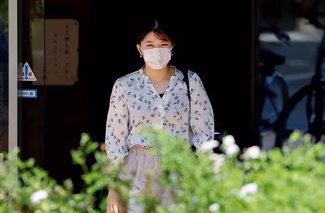 日本愛子公主出席音樂會!穿綠西裝將頭髮盤起真顯老,像翻版雅子