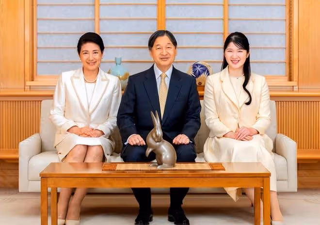 日本愛子公主出席音樂會!穿綠西裝將頭髮盤起真顯老,像翻版雅子