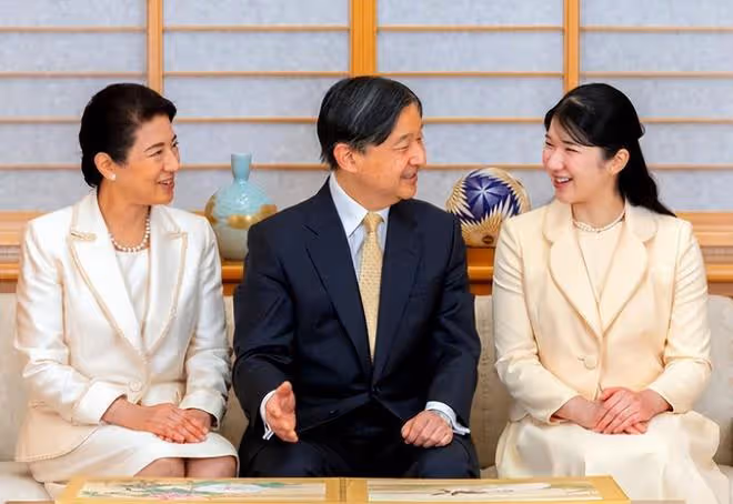 日本愛子公主出席音樂會!穿綠西裝將頭髮盤起真顯老,像翻版雅子