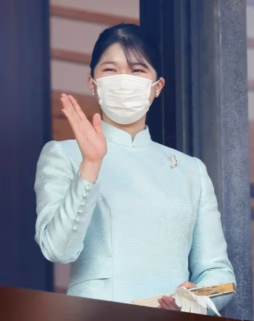 日本愛子公主出席音樂會!穿綠西裝將頭髮盤起真顯老,像翻版雅子