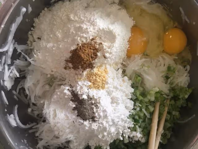 炸蘿蔔丸子好吃有技巧,這樣食材不能少,加上它外酥里軟超好吃!