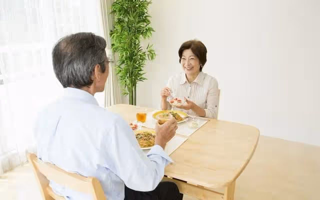 和親家公搭夥過日子,第一天就被立規矩,大媽怒懟:你自己過吧