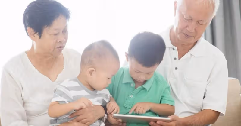 給兒子帶娃5年花了25萬，意外看到兒媳的戶口本後，我就後悔了