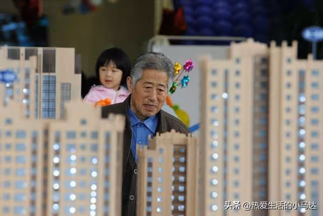 給兒子帶娃5年花了25萬,意外看到兒媳的戶口本後,我就後悔了