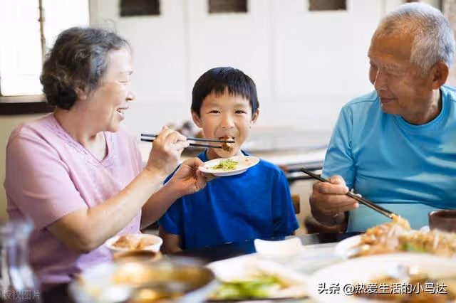 給兒子帶娃5年花了25萬,意外看到兒媳的戶口本後,我就後悔了