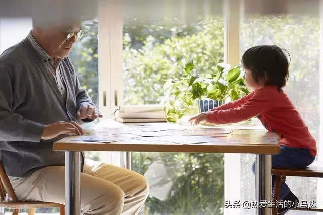 給兒子帶娃5年花了25萬,意外看到兒媳的戶口本後,我就後悔了