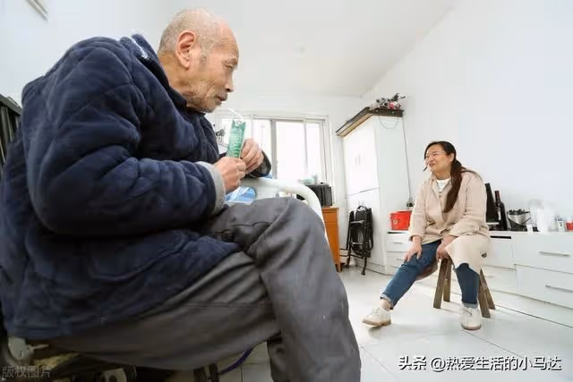 給兒子帶娃5年花了25萬,意外看到兒媳的戶口本後,我就後悔了