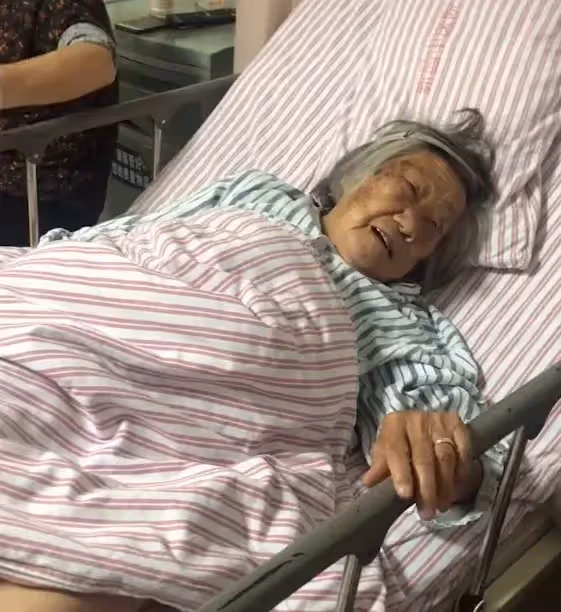我媽一直照顧外婆,找外婆要了多次的房子,沒想到外婆沒給,舅舅卻給了。