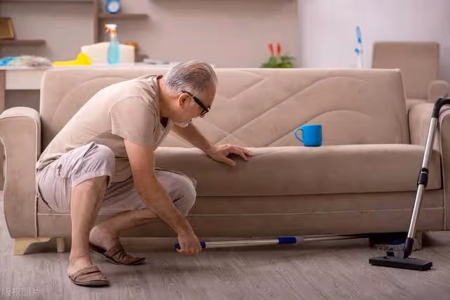 43歲女保姆嫌75歲大爺要求過分,大爺:這是你的工作,我哪過分?
