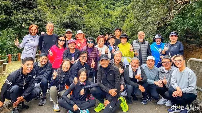 3年後,在亡妻梁潔華葬禮上發誓永不再娶的黃日華,如今怎樣了?