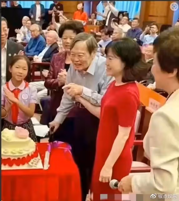 101歲楊振寧最新露面!曝已分配好18億遺產,支持翁帆以後改嫁