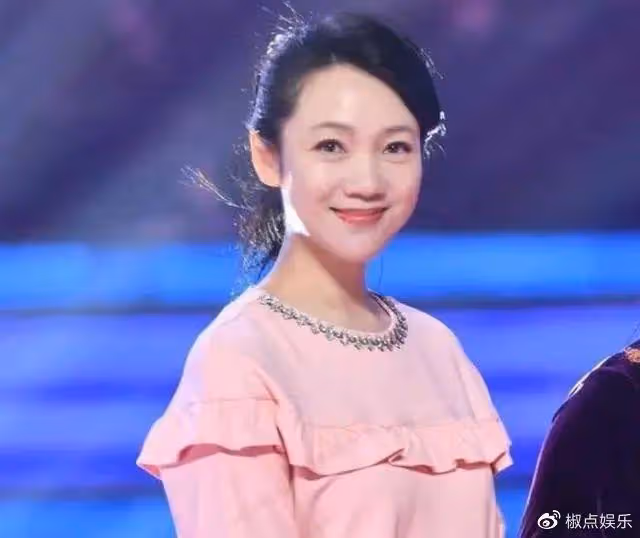 知名主持周群緊急入院做手術!直呼郭德綱「死胖子」,生3娃婚姻成謎
