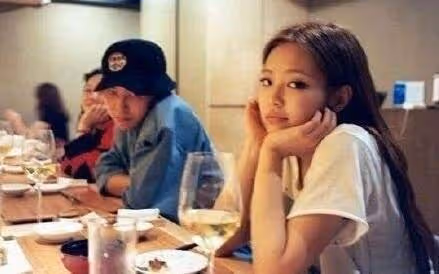 權志龍珍妮被曝戀愛1年？女方隨意進出小區，二人在男方家約會