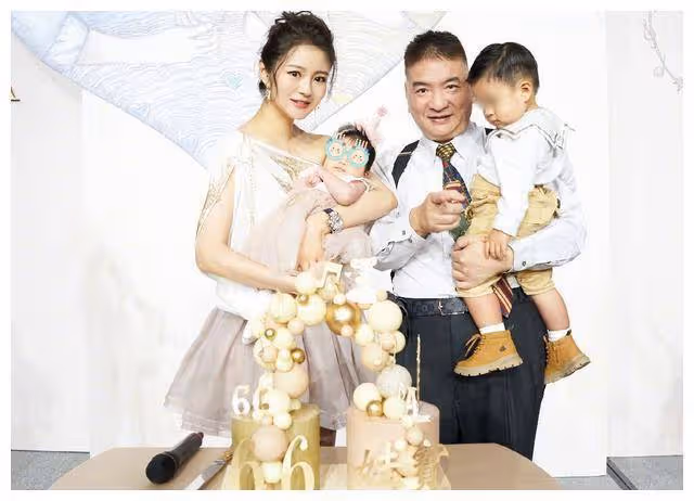 安以軒女兒滿月宴，小S言承旭到場祝賀，我卻被向佐郭美女給吸引