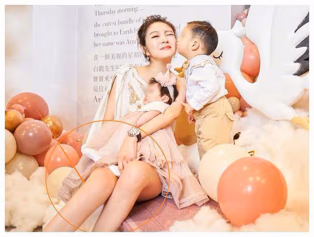 安以軒女兒滿月宴，小S言承旭到場祝賀，我卻被向佐郭美女給吸引