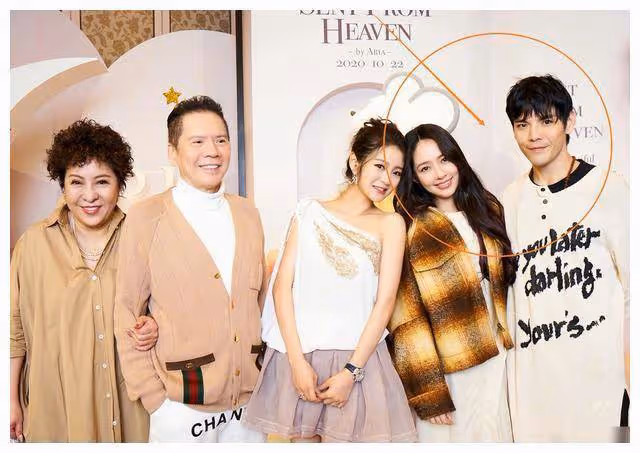 安以軒女兒滿月宴，小S言承旭到場祝賀，我卻被向佐郭美女給吸引