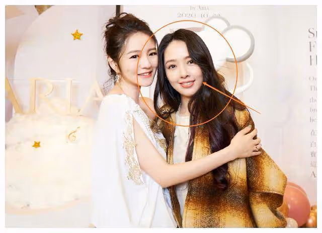 安以軒女兒滿月宴，小S言承旭到場祝賀，我卻被向佐郭美女給吸引