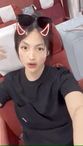 李湘母女再回國,王詩齡在飛機頭等艙自拍,和爸爸王岳倫擁抱團聚