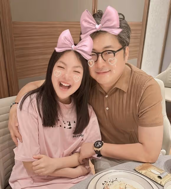 李湘母女再回國,王詩齡在飛機頭等艙自拍,和爸爸王岳倫擁抱團聚