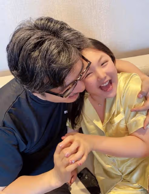 李湘母女再回國,王詩齡在飛機頭等艙自拍,和爸爸王岳倫擁抱團聚