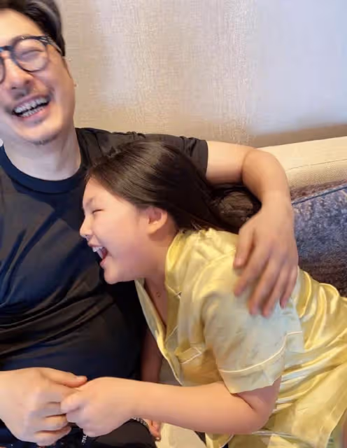 李湘母女再回國,王詩齡在飛機頭等艙自拍,和爸爸王岳倫擁抱團聚