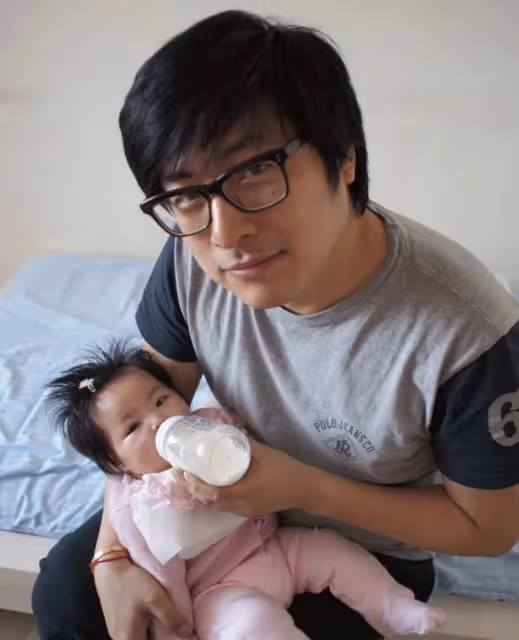 李湘母女再回國,王詩齡在飛機頭等艙自拍,和爸爸王岳倫擁抱團聚
