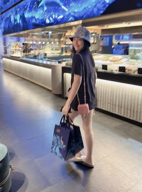 李湘母女再回國,王詩齡在飛機頭等艙自拍,和爸爸王岳倫擁抱團聚