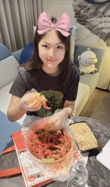 李湘母女再回國,王詩齡在飛機頭等艙自拍,和爸爸王岳倫擁抱團聚