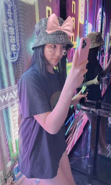 李湘母女再回國,王詩齡在飛機頭等艙自拍,和爸爸王岳倫擁抱團聚