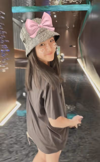 李湘母女再回國,王詩齡在飛機頭等艙自拍,和爸爸王岳倫擁抱團聚