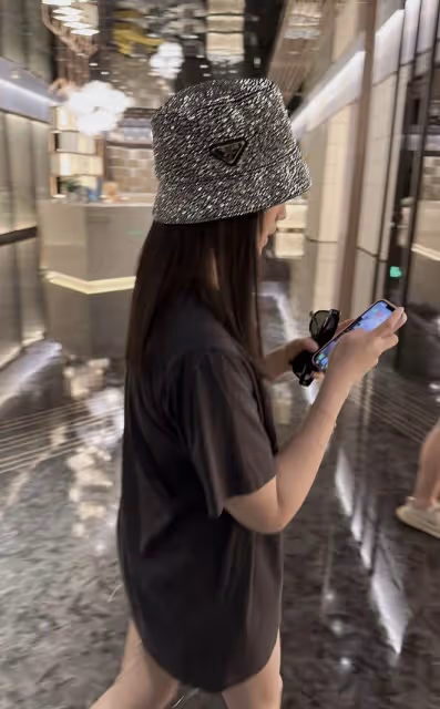 李湘母女再回國,王詩齡在飛機頭等艙自拍,和爸爸王岳倫擁抱團聚
