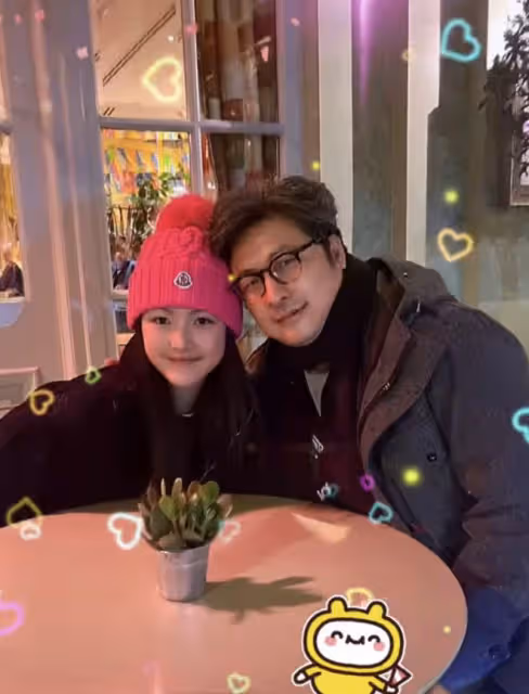 李湘母女再回國，王詩齡在飛機頭等艙自拍，和爸爸王岳倫擁抱團聚