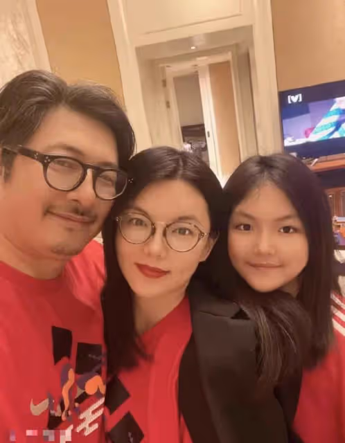 李湘母女再回國，王詩齡在飛機頭等艙自拍，和爸爸王岳倫擁抱團聚