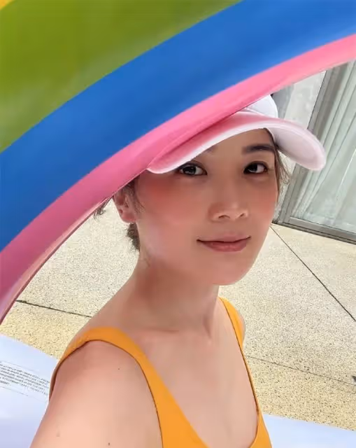 香港知名女星穿泳衣秀豐滿身材,曾同一日結婚離婚,影響事業