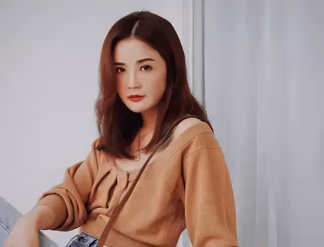 香港知名女星穿泳衣秀豐滿身材,曾同一日結婚離婚,影響事業