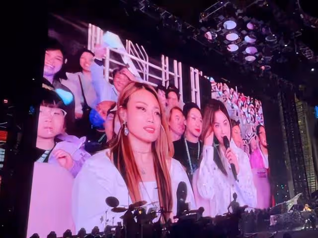 香港知名女星穿泳衣秀豐滿身材,曾同一日結婚離婚,影響事業