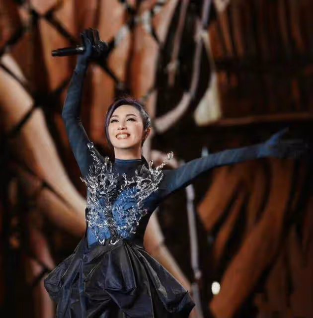 香港天后廣州舉辦演唱會,場外聚集近10萬人,比周杰倫演唱會誇張